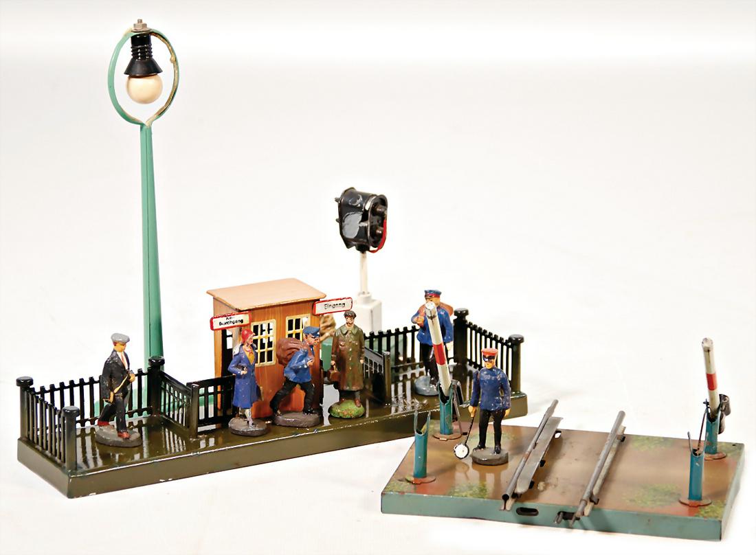 MÄRKLIN platform barrier, sheet metal, handpainted, old: MÄRKLIN platform barrier, sheet metal, handpainted, old MÄRKLIN symbol, 1 barrier with train running control, 1 signal zinc plague, 1 lamp, figures, collection Katz German Description MÄRKLIN Bahns