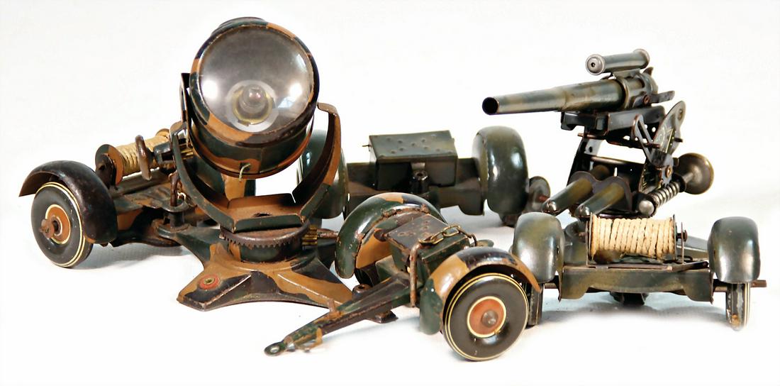 TIPP&CO 2 pieces, anti-aircraft-gun and headlight,: TIPP&CO 2 pieces, anti-aircraft-gun and headlight, good condition German Description TIPP&CO 2 Teile, Flakgeschütz u. Scheinwerfer, guter Zust.