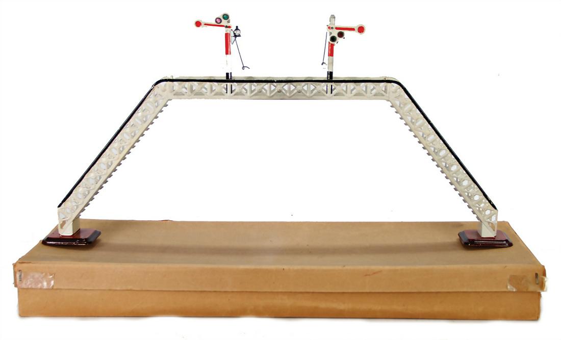 MÄRKLIN gantry, 2397-1, very good condition, in: MÄRKLIN gantry, 2397-1, very good condition, in original box German Description MÄRKLIN Signalbrücke, 2397-1, sehr guter Zust., im Orig.-Kart.