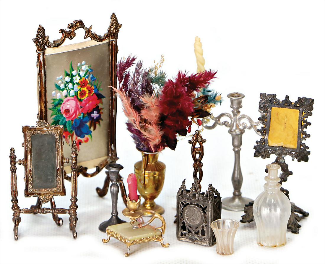 mixed lot of  dollhouse decoration pieces, small table (1 of 1)