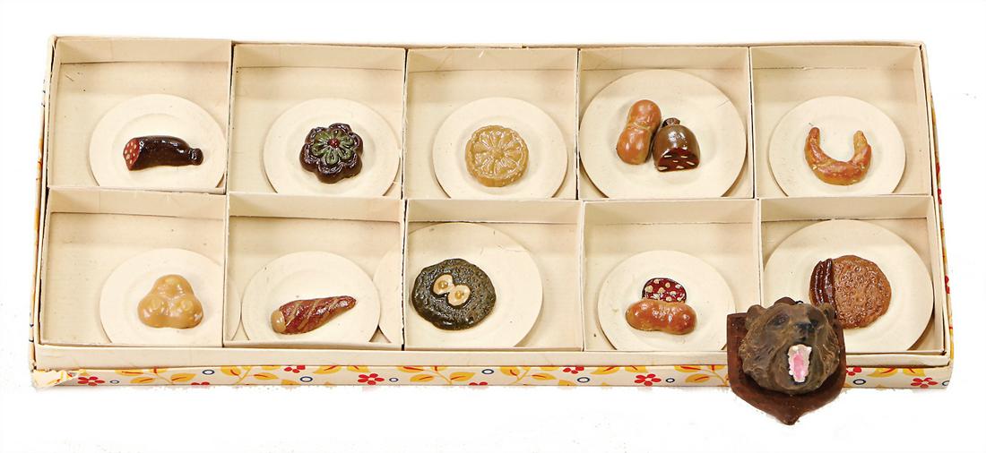plate, mass on cardboard plates, 4.5-5.5 cm, in: plate, mass on cardboard plates, 4.5-5.5 cm, in original box, along with it 1 bear head for a hunting room German Description Gerichteteller, Masse auf Pappteller, 4,5-5,5 cm, im Orig.-Kart., dazu 1 B