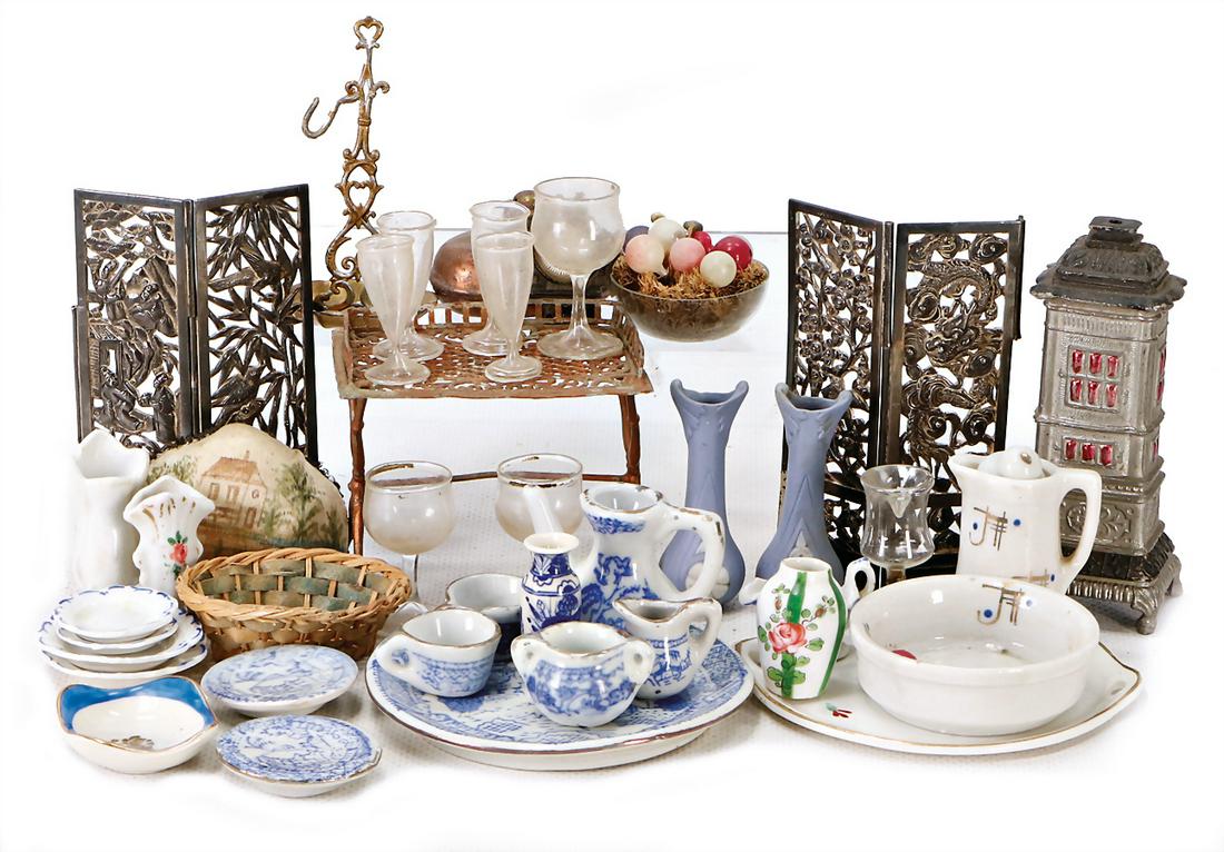 mixed lot of  dollhouse decoration pieces, folding (1 of 1)