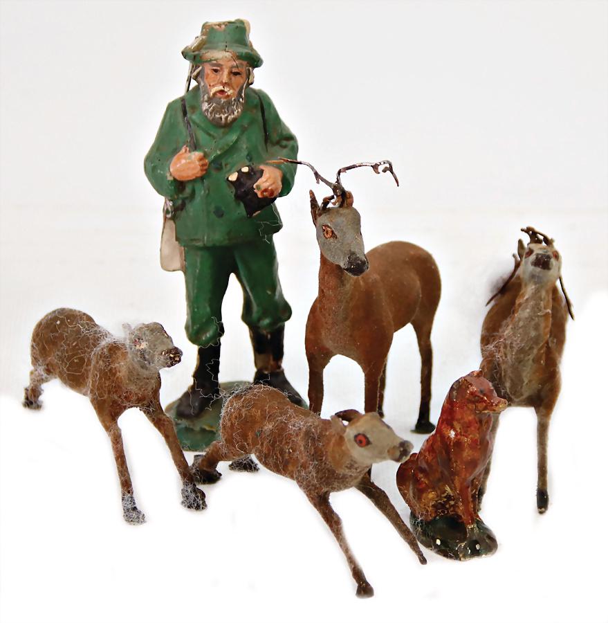 hunting scene, early, before 1900, huntsman, mass, 12: hunting scene, early, before 1900, huntsman, mass, 12 cm, with dog, along with it 4 deers, flock coated German Description Jagdszene, früh, vor 1900, Jäger, Masse, 12 cm, mit Hund, dazu 4 Rehe, Tuch