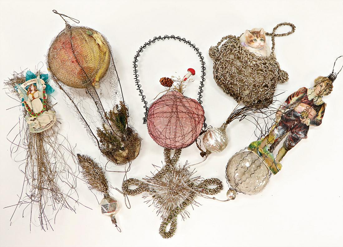 mixed lot of Christmas tree decoration, glass, leonic: mixed lot of Christmas tree decoration, glass, leonic wires, wafer balloon with waxJesuschild, cat carrier, and other things German Description Konv. Christbaumschmuck, Glas, leonische Drähte, Oblate