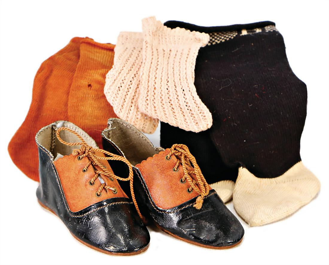 mixed lot of oilcloth shoes, for a big doll, size 6½,: mixed lot of oilcloth shoes, for a big doll, size 6½, along with it suitable socks, orange, 1x knee socks for a big Bébé, height: 14 cm, foot length: 6.5 cm German Description Konv. Wachstuch-Schuh
