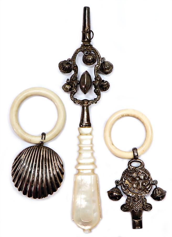 3x rattle, silver, 1x in mussel form, 1x stamped motif, (1 of 1)