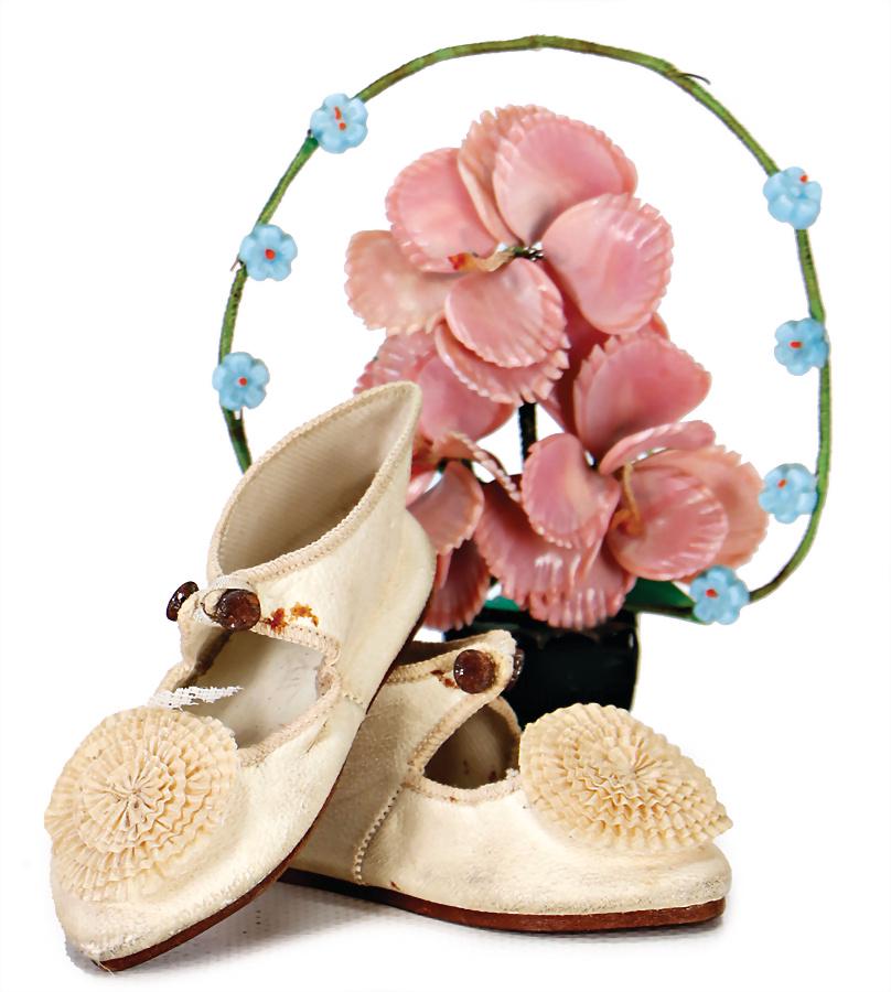 Eugene Alart, leather shoes, ecru, marked C deposé,: Eugene Alart, leather shoes, ecru, marked C deposé, with white decorative rosette, 4 metal buttons, nice condition, lenght: 9 cm, along with it 1x Biedermeier glass flowering plant as decoration part