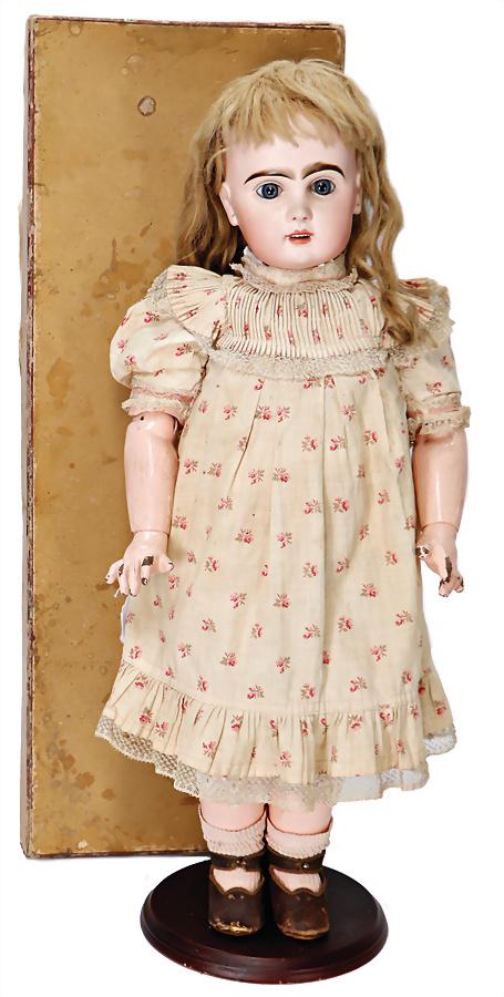 Déposé TÊTÊ-JUMEAU, French Bébé, 62 cm, socket head,: Déposé TÊTÊ-JUMEAU, French Bébé, 62 cm, socket head, fix inset blue glass eyes, opened mouth, upper teeth, dimple at chin, pierced ears, JUMEAU jointed body, typical flaked off mass part a