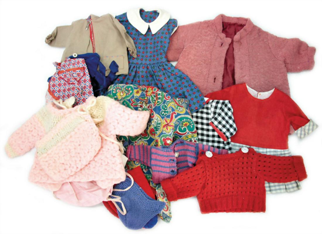 mixed lot of doll clothes for a c. 35-40 cm tall doll,: mixed lot of doll clothes for a c. 35-40 cm tall doll, different signs of age, among it hand crocheted socks, c. '40s-'50s German Description Konv. Puppenkleidung für ca. 35-40 cm Puppe, untersch. Al
