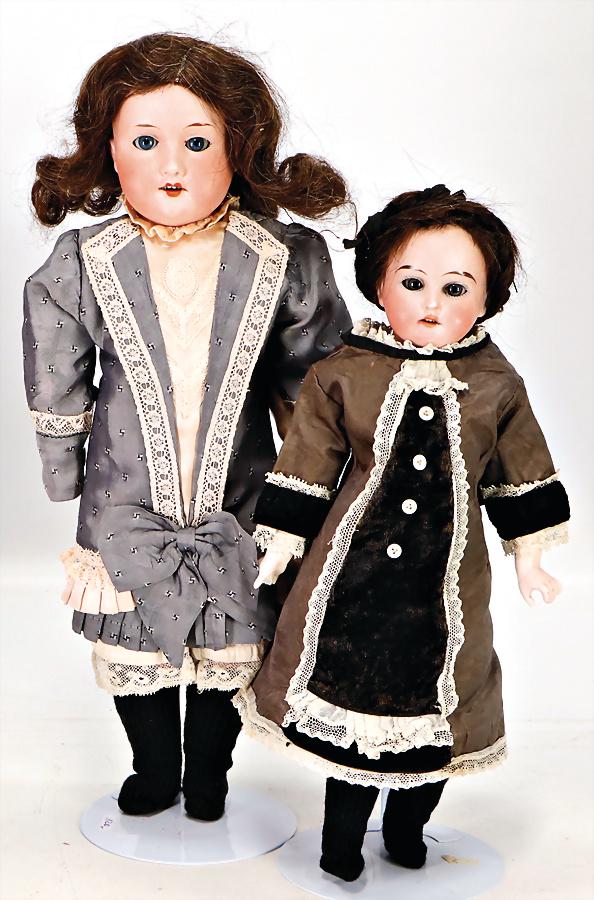 2 Teile, Biskuit-Porzellan-Brustblattkopf-Puppen, AM: 2 Teile, Biskuit-Porzellan-Brustblattkopf-Puppen, AM 370, Riss am Hinterkopf, Stoffkörper, Masse-Arme, Finger bestoßen, AM3200, fest einges. blaue Glasaugen, Perücke wurde nicht entfernt, von auße