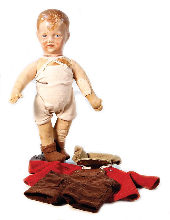 wohl BING Stoff-Einbindekopf-Puppe, 34 cm, deutl.: wohl BING Stoff-Einbindekopf-Puppe, 34 cm, deutl. sichtbare Hinterkopfnaht, Stoffkörper, Körper an einigen Stellen geflickt, kl. Stellen offen, ein wenig Farbabrieb, Kleidung orig.
