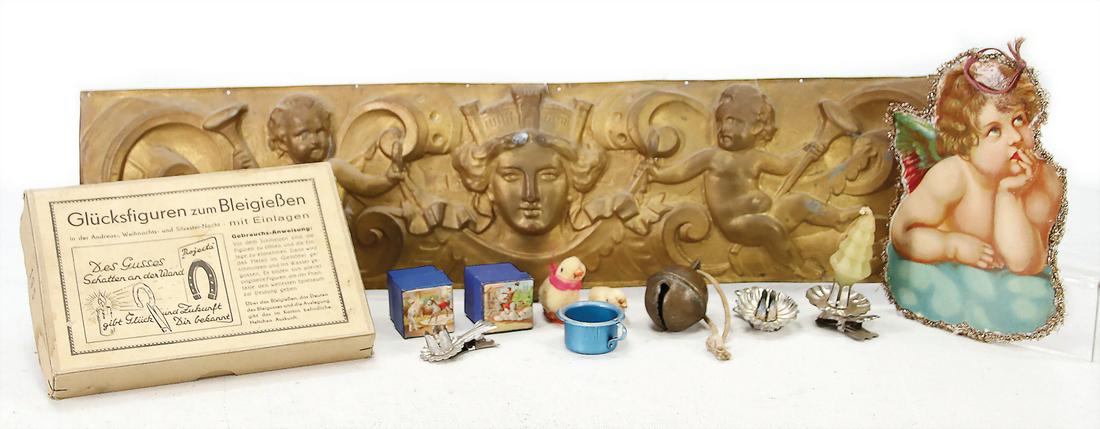 Fundkiste, gedrücktes Kupfer-Blech-Schild, Engel mit: Fundkiste, gedrücktes Kupfer-Blech-Schild, Engel mit Kaiserbüste, 1 Stoff-Fahne, Sainte Jeanne D´Arc Priez Pour Nous, 1 Taufbrief, Glücksfiguren zum Bleigießen, Oblatenbild, Schachteln, Kerzenhal