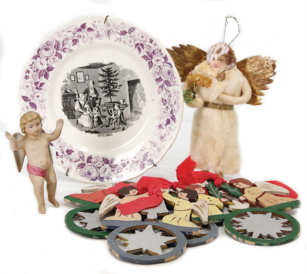 Konv. Weihnachtsschmuck, Laubsägearbeit, Engelsfiguren,: Konv. Weihnachtsschmuck, Laubsägearbeit, Engelsfiguren, 16,5 cm, 1 Watte-Figur, Engel mit Oblatengesicht, 1 kl. Porzellan-Engel, Biskuit, 11 cm, Oblaten-Bild, leonische Drähte, kl. Weihnachtsteller,