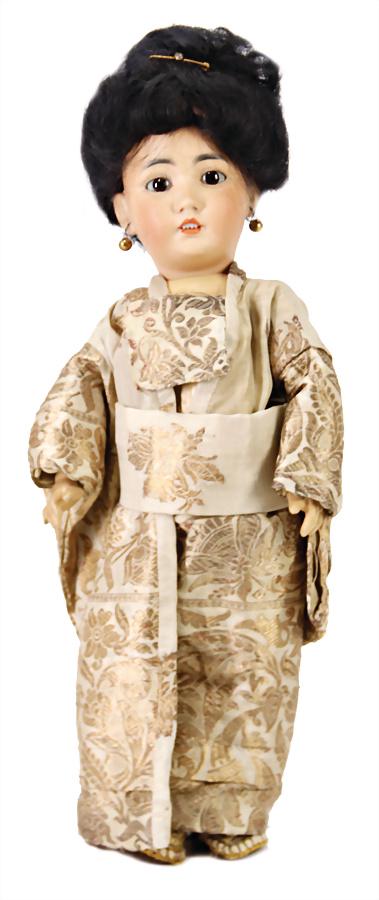 SIMON & HALBIG 1329,: SIMON & HALBIG 1329, Biskuit-Porzellan-Kurbelkopf-Puppe, Burmesin, 36 cm, fest einges. braune Glasaugen, off. Mund, oben Zähne, durchst. Ohren, Gliederkörper teilw. bearbeitet, orig. Mohair-Perücke