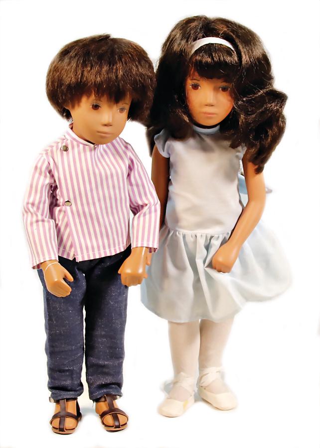 SASCHA 2 Teile, 1x Junge, 1x Mädchen, Kunststoff,: SASCHA 2 Teile, 1x Junge, 1x Mädchen, Kunststoff, braune gemalte Augen, unbespielter Zust., 40 cm