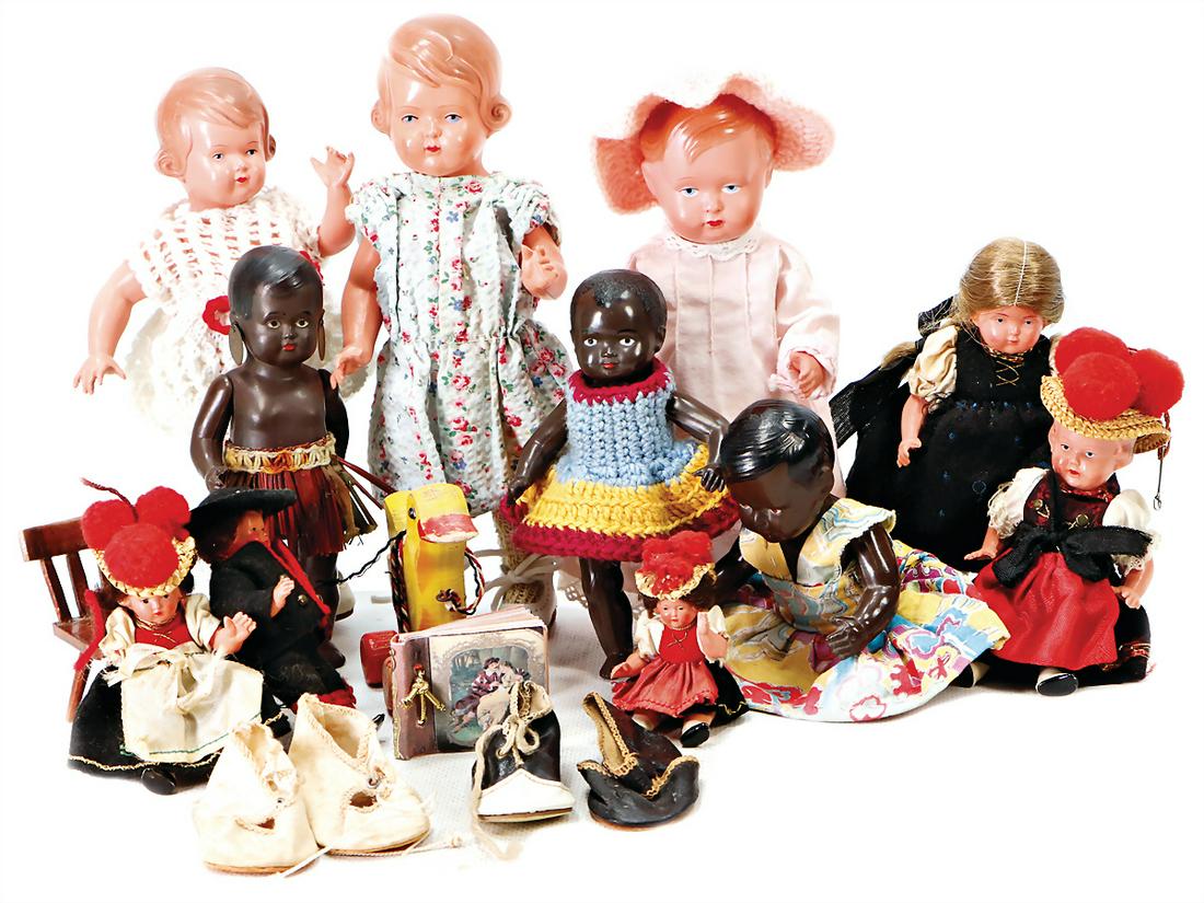 Konv. kl. Celluloid-Puppe, SCHILDKRÖT, Trachtenpuppen,: Konv. kl. Celluloid-Puppe, SCHILDKRÖT, Trachtenpuppen, einige Puppenschuhe, einige farbige Puppen, 1x kl. Inge, 1 Puppe CELLBA, 1 Nachziehspielzeug, Holz, Ente, H: 7 cm