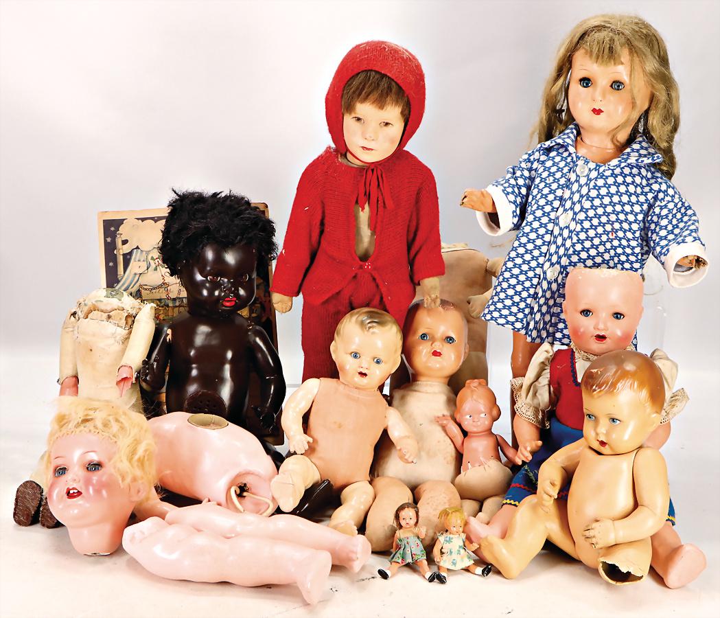 Konv. Masse-Puppen, 1 farbige, einige Teile: Konv. Masse-Puppen, 1 farbige, einige Teile restaurierungsbedürftig, Einzelteile, 1 KÄTHE KRUSE Puppe Kunststoffkopf, stark bespielt, Mottenschäden