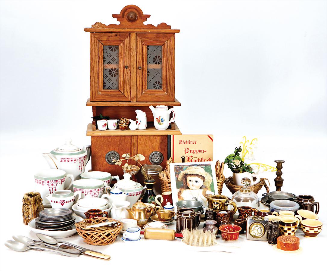 Konv. Puppenküchen-Ausschmückungsteile, Porzellan,: Konv. Puppenküchen-Ausschmückungsteile, Porzellan, Keramik, 1 Schrank, H: 30 cm