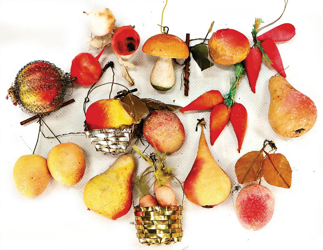 Konv. Christbaumschmuck, Watte, Früchte, 10 Teile, 2: Konv. Christbaumschmuck, Watte, Früchte, 10 Teile, 2 Metallkörbe