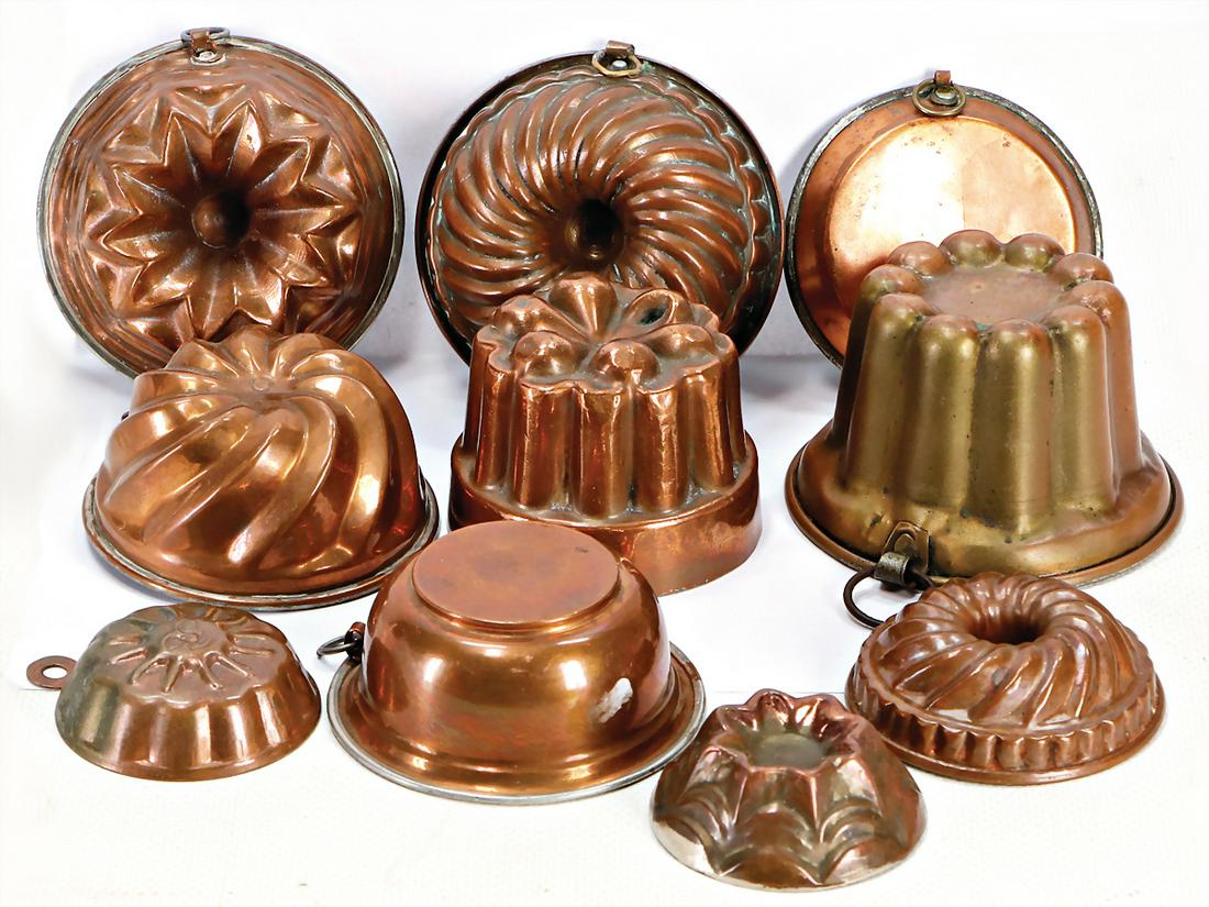 6 Teile, Puppenküchen-Ausschmückungsteile, Kupfer,: 6 Teile, Puppenküchen-Ausschmückungsteile, Kupfer, innen verzinnt, D: 6-8 cm, dazu 1 Schokoladenform, Kupfer, 2 Kupferformen neuer