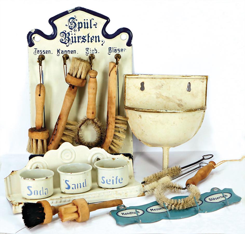 Puppenküchen-Ausschmückungsteile, Handtuchhalter mit: Puppenküchen-Ausschmückungsteile, Handtuchhalter mit Putzgerätschaften, Seife, Sand u. Soda, 1 Spülbürstenhalter, H: 15,5 cm, 1 Waschbecken