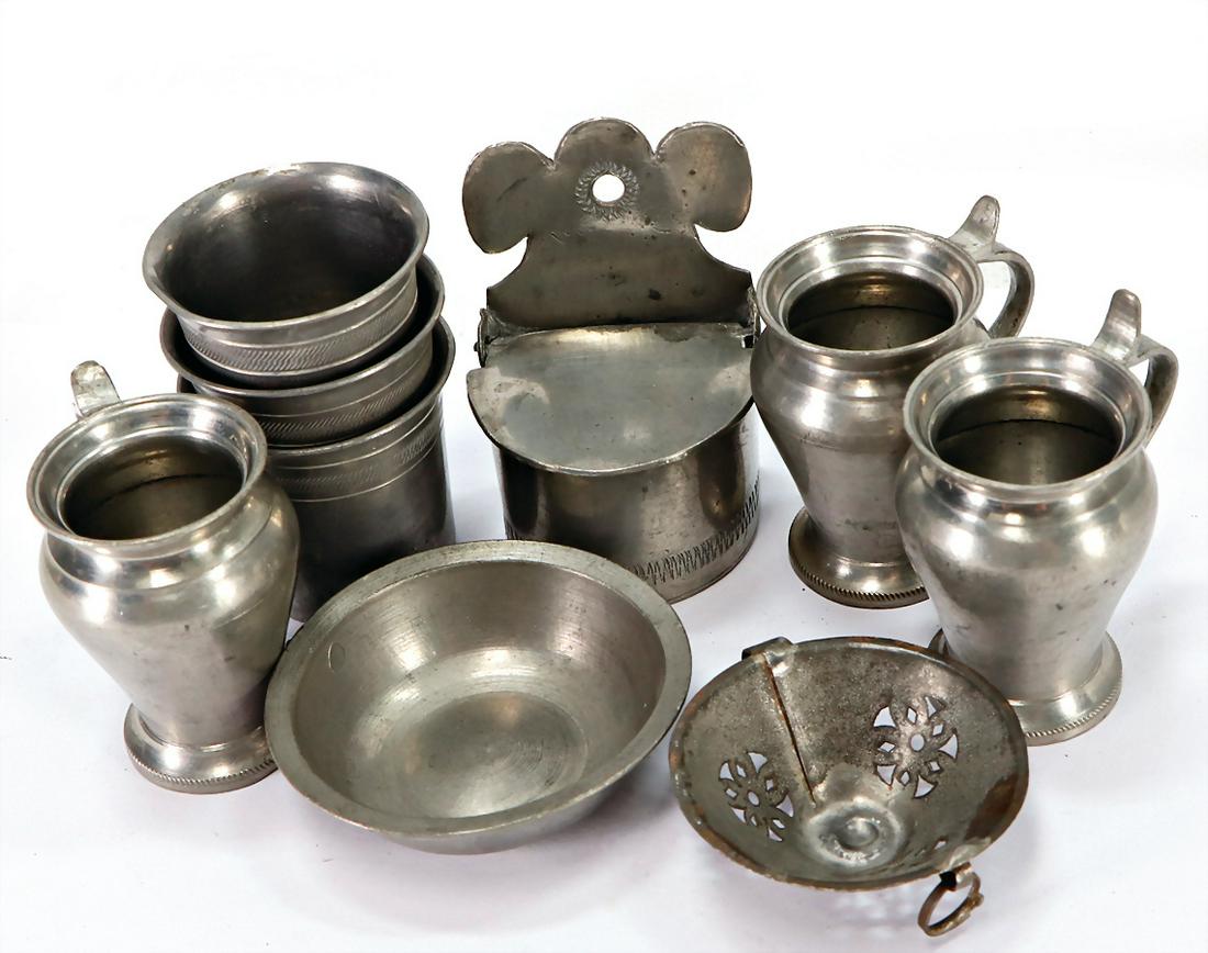 Konv. Puppenküchen-Zinnteile, Krüge, 1 Metze, 5,4 cm,: Konv. Puppenküchen-Zinnteile, Krüge, 1 Metze, 5,4 cm, Schale, 1 Sieb, Weißblech
