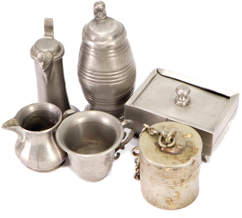 Konv. Puppenküchenteile, Zinn, Krug mit Deckel, 5 u. 6 (1 of 1)