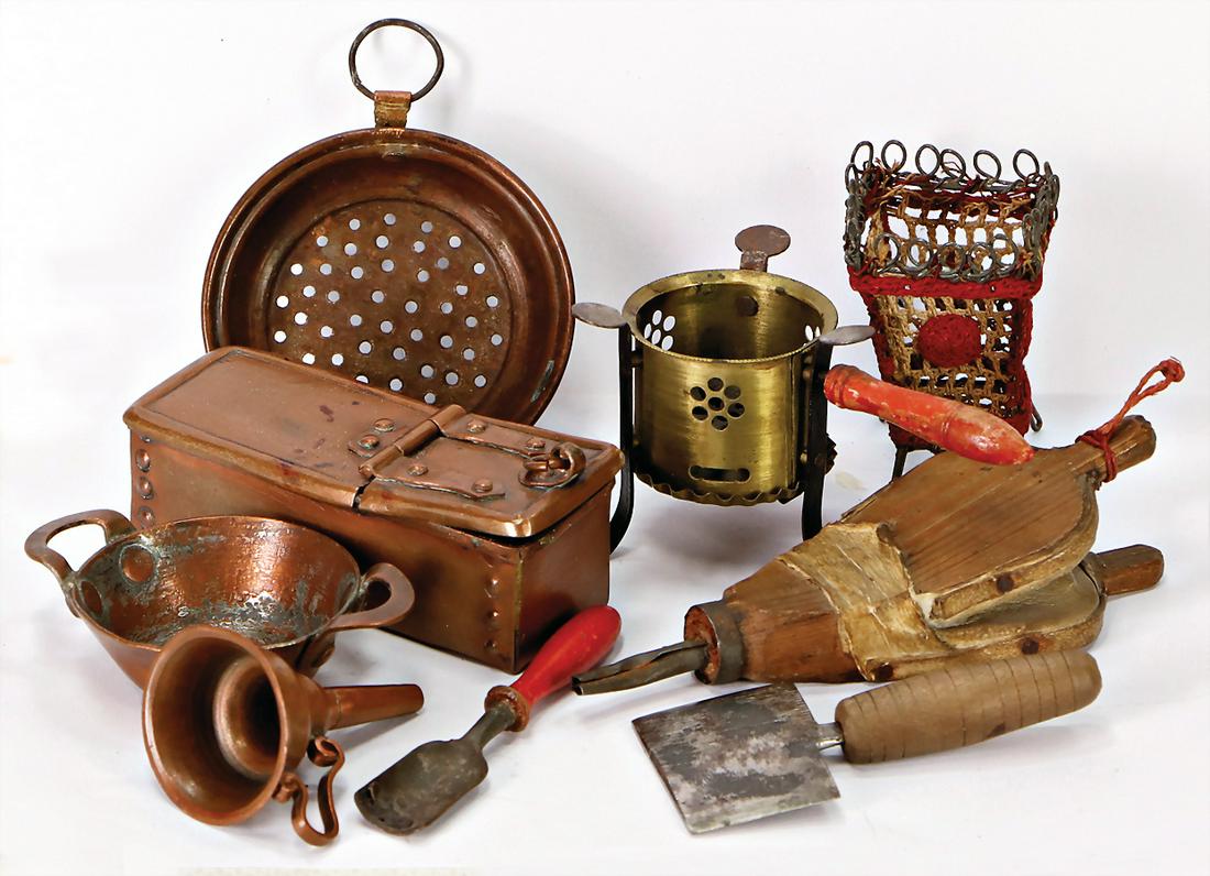 Puppenküchen-Ausschmückungsteile, kl. Glutpfanne, 4,5: Puppenküchen-Ausschmückungsteile, kl. Glutpfanne, 4,5 cm, Blasebalg, Beil, 1 Korb, 1Kupferbehälter, innen nicht verzinnt, einige Kupferteile nicht verzinnt