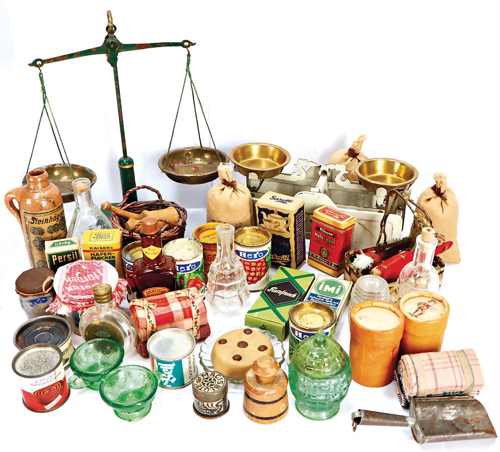 Schönes Konv. Kaufladenzubehör, 1900-1920, Glas, Blech,: Schönes Konv. Kaufladenzubehör, 1900-1920, Glas, Blech, Keramik, für mittelgroßen Kaufladen