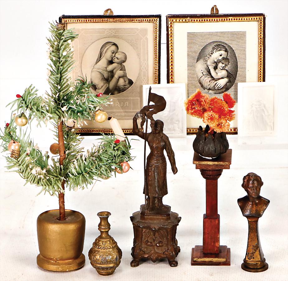 Konv. Puppenstubenausschmückungsteile, Statue, 15 cm,: Konv. Puppenstubenausschmückungsteile, Statue, 15 cm, Säule mit Blumen, kl. Weihnachtsbaum, Kleinteile