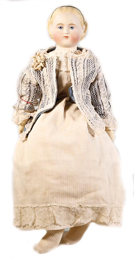 Biskuit-Porzellan-Brustblattkopf-Puppe, Parian, 56 cm,: Biskuit-Porzellan-Brustblattkopf-Puppe, Parian, 56 cm, Typ Alice, mit anmodell. Haarband, freiliegende Ohren, blaue gemalte Augen, geschl. Mund, Lederkörper mit breiter Hüfte, einfache Lederarme, oh