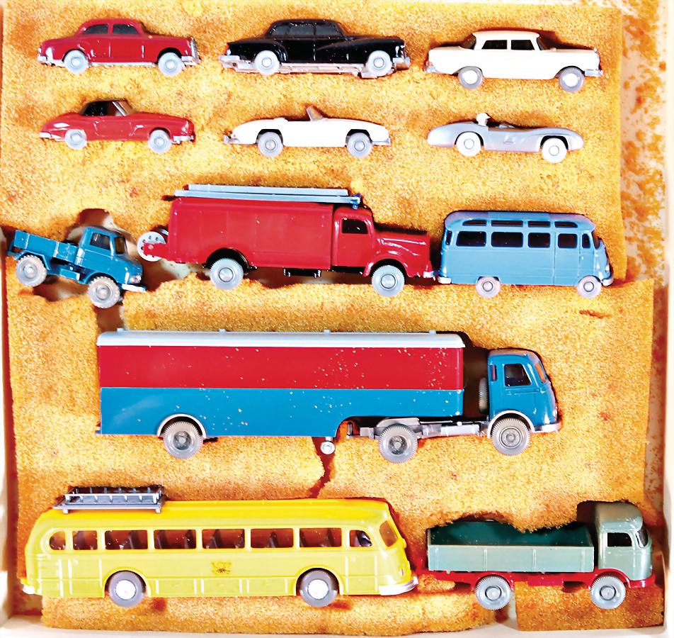 WIKING Mercedes Benz, Werbeset, 6 PKW Modelle, 6: WIKING Mercedes Benz, Werbeset, 6 PKW Modelle, 6 Nutzfahrzeuge, neuw. im Orig.-Kart., innerer Schaumstoff altersbedingt zerbröselt, Schachtel innen beschriftet Weihnachten 1963