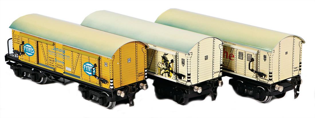 GROSSMANN 3 pieces, 4-axled freight waggon, sheet: GROSSMANN 3 pieces, 4-axled freight waggon, sheet metal, Gambrinus, salt-water fish and banana car, very good condition German Description GROSSMANN 3 Teile, 4-achsige Güterwagen, Blech, Gambrinus, S