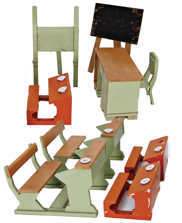 PROBABLY HAUSER mixed lot of furniture parts for a: PROBABLY HAUSER mixed lot of furniture parts for a doll school, 3 benches, 1 porcelain inkpot, missing, 1x green benches, with board, height: 8.5 cm German Description wohl HAUSER Konv. Möbelteile f�
