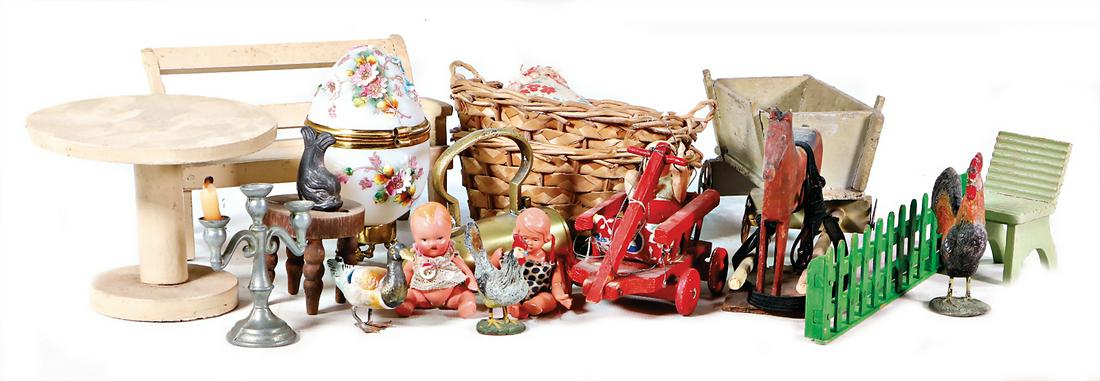 big treasure chest, a number of dollhouse decoration: big treasure chest, a number of dollhouse decoration pieces, decoration, restoration items, please have a look at it German Description Gr. Fundkiste, allerlei Puppenstuben-Ausschmückungsteile, Deko,