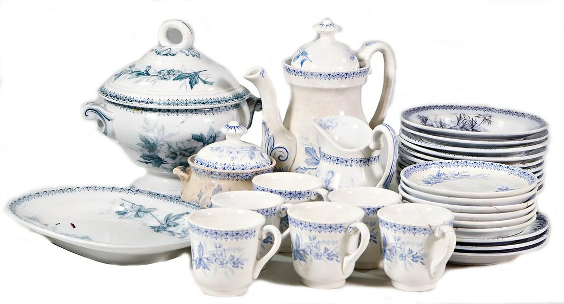 VILLEROY & BOCH Wallerfangen, dinner and: VILLEROY & BOCH Wallerfangen, dinner and coffee-service parts, soup tureen, 10 soup plates, diameter: 11.5 cm, 3 dinner plates, 1 dish , with 1 coffee pot, milk can, 6 cups at 1 of it are the hand