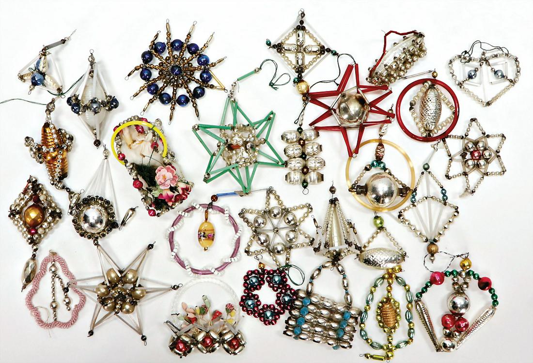 mixed lot of Christmas tree decoration, Gablonz, 22: mixed lot of Christmas tree decoration, Gablonz, 22 pieces, stars, basket, bag, heart, among other things, mostly good condition German Description Konv. Christbaumschmuck, Gablonz, 22 Teile, Sterne, 