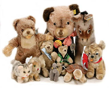 STEIFF Gr. Konv., darunter Jung-Teddy, mit Knopf,: STEIFF Gr. Konv., darunter Jung-Teddy, mit Knopf, Schild u. Fahne, Nr. 6425-25, weich gestopft, mit Brustschild sowie Papierschild formgeschäumt, sehr schöner Zust., 24 cm, dazu STEIFF Esel, 60er Ja