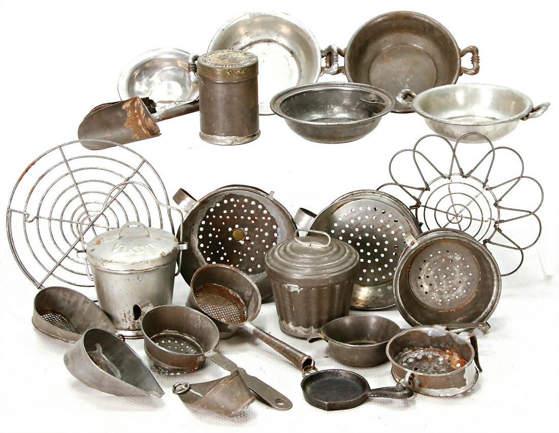 Konv. Weißblech, Siebe, Schalen, Abfalleimer, kl. u.: Konv. Weißblech, Siebe, Schalen, Abfalleimer, kl. u. mittlere Gr., Puddingform, 1 Pfanne mit Auslauf, Guss