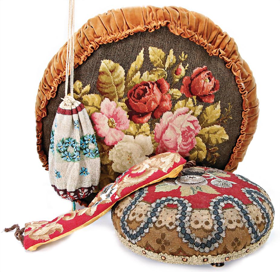 Biedermeier Tasche, Perlenstickarbeit, 42 cm, 1 Kissen,: Biedermeier Tasche, Perlenstickarbeit, 42 cm, 1 Kissen, 1 Hocker