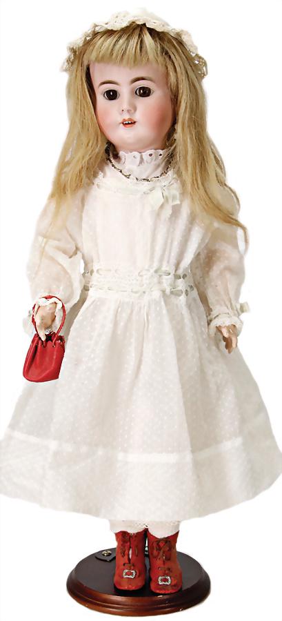 HEINRICH HANDWERK 99 10½, Biskuit-Porzellankopf-Puppe,: HEINRICH HANDWERK 99 10½, Biskuit-Porzellankopf-Puppe, 51 cm, braune Schlafaugen, off. Mund, oben Zähne, Kinngrübchen, durchst. Ohren, kl. Chip am Ohrloch, Gliederkörper, Echthaar-Perücke, ohne K