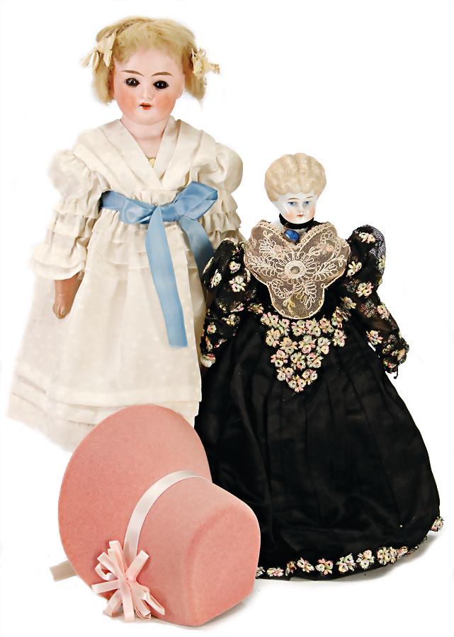 2 Teile, Puppen, Brustblattkopf-Puppe, glasiertes: 2 Teile, Puppen, Brustblattkopf-Puppe, glasiertes Porzellan, einfacher Stoffkörper, Porzellan-Arme u. -Beine, 30 cm, 1x Brustblattkopf-Puppe, nachtr. fest eiges. Glasaugen, 1 Auge geklebt, Lederkörp