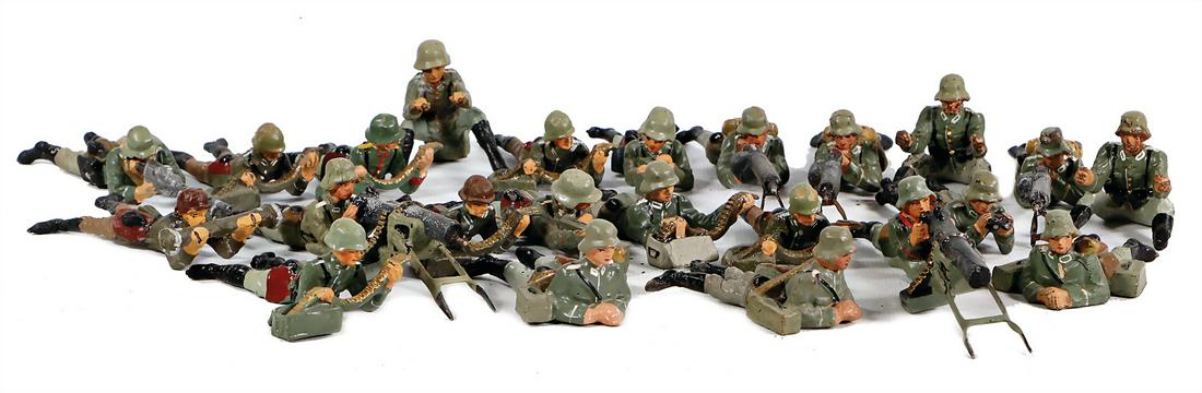 LINEOL Konv. Soldaten, 2. Weltkrieg, Masse, teils: LINEOL Konv. Soldaten, 2. Weltkrieg, Masse, teils farbl. nachgebessert, bespielter Zust., kämpfend, 7,5 cm
