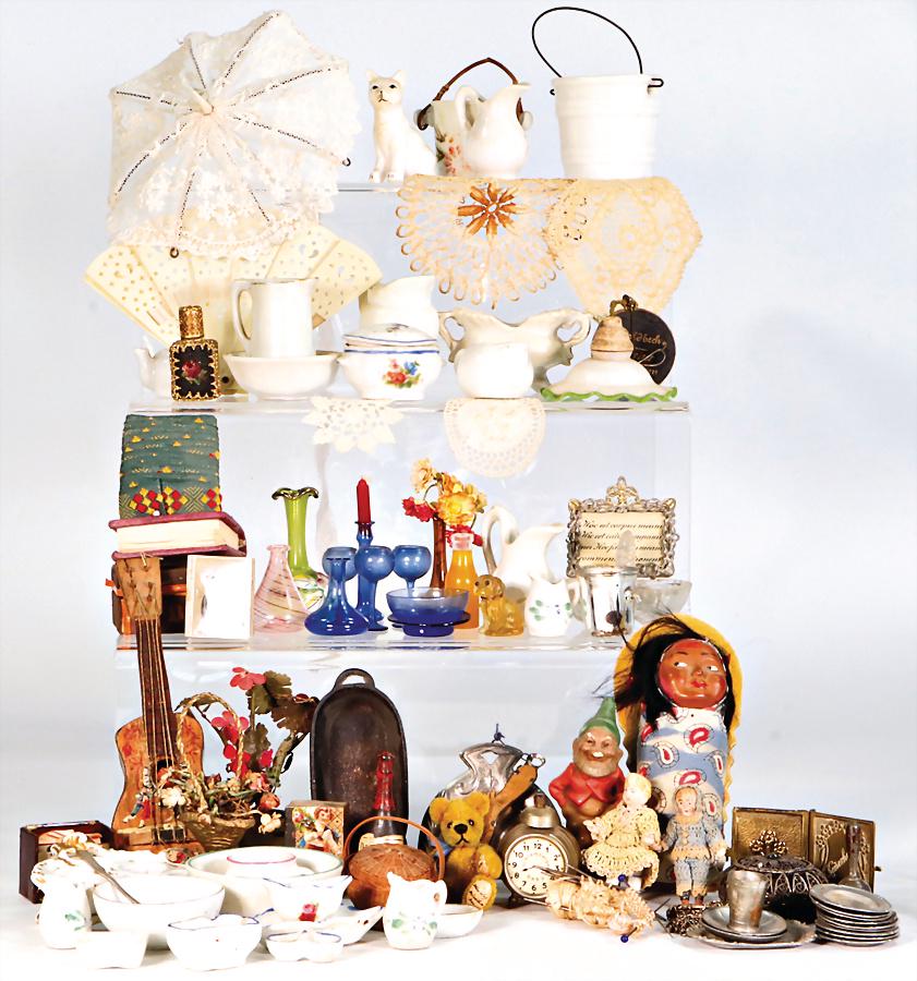 treasure chest, dollhouse decoration pieces, porcelain, (1 of 1)