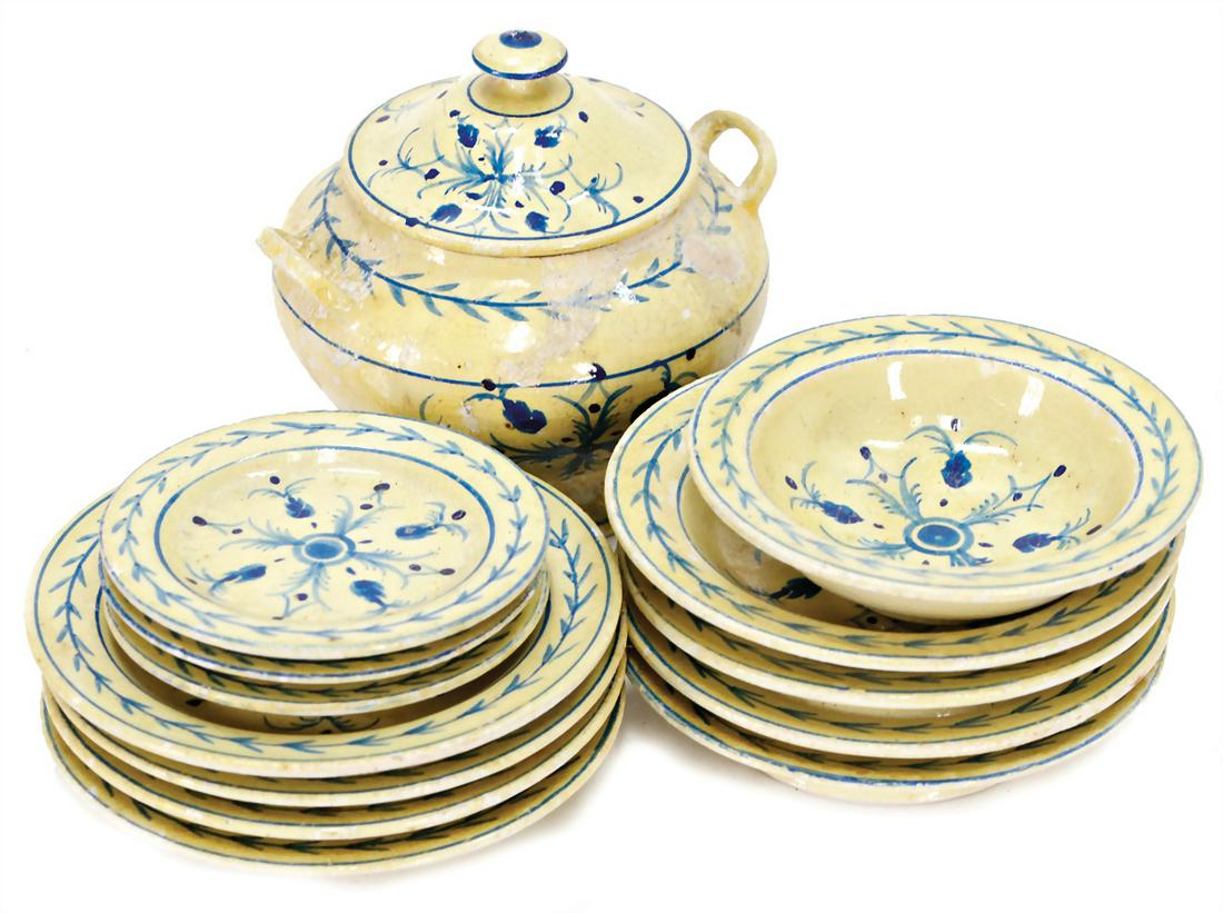 ERZGEBIRGE dollhouse dinner service, wood, colored , 4: ERZGEBIRGE dollhouse dinner service, wood, colored , 4 flat, 4 soup plates, 3 dessert plate, 1 bowl, diameter: 3.5 cm, nice original condition German Description ERZGEBIRGE Puppenstuben-Speiseservice,