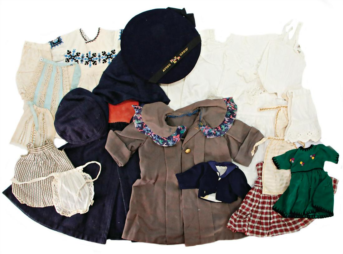 nice mixed lot of  doll clothes, 1900-1930, richly, (1 of 1)