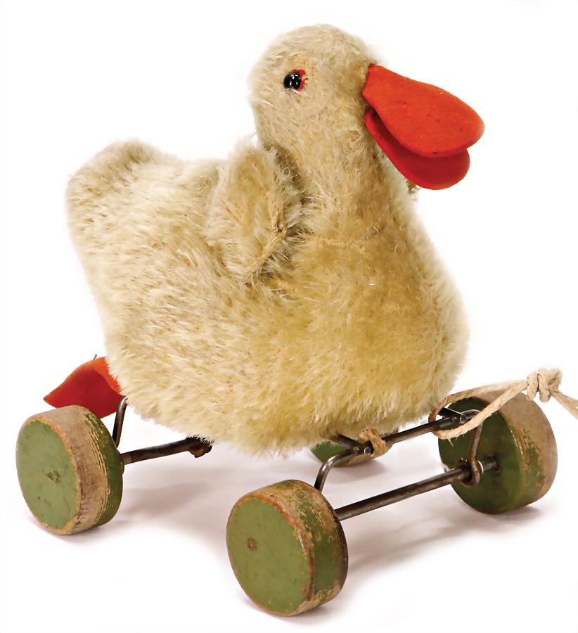 STEIFF duck, on wood excenter-wheels, produced 1914-29,: STEIFF duck, on wood excenter-wheels, produced 1914-29, with button, block letters, long stretched F, height: 15 cm, felt beak and legs, with drawstring, color at the wheels is caused of old age sligh
