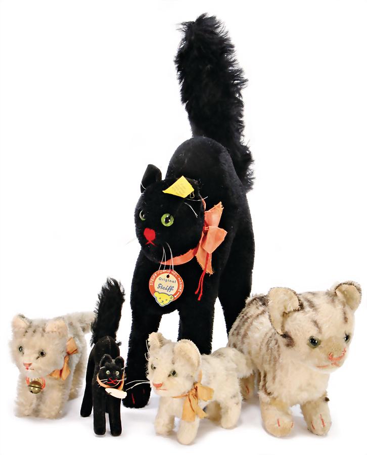 STEIFF mixed lot of cats, 2x black tom cat, good: STEIFF mixed lot of cats, 2x black tom cat, good condition, No. 7322,00, with arched hump, height: 35 cm with tail, breast sign slight kinks, 1x black tom cat with breast sign, velvet, 12 cm, with tai