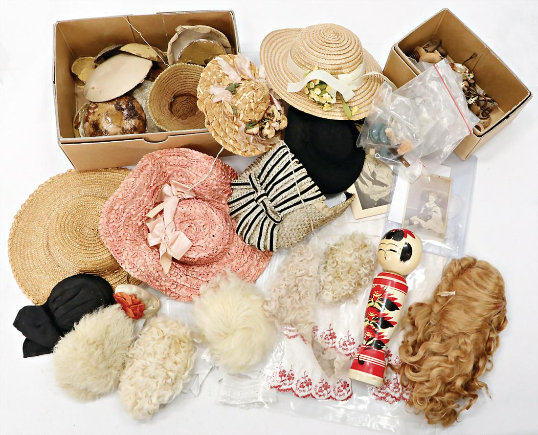 Schönes Konv. Puppen-Hüte, Mützen,: Schönes Konv. Puppen-Hüte, Mützen, Kopfdeckel, kl. Puppenständer