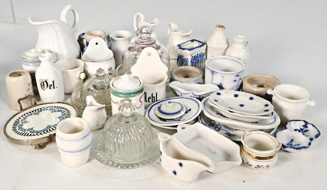 Konv. Porzellan, Essig u. öl Karaffen, einige: Konv. Porzellan, Essig u. öl Karaffen, einige Teile blau/weiß, Gewürzdose, 1 Deckel bestoßen, Keramik-Karaffen, 2 Teile Pressglas, Kuchenplatte
